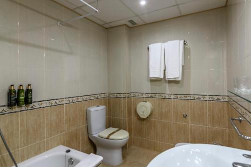 Habitación Triple con balcón del hotel Don Diego by Ĥ. Foto 7