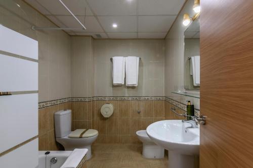 Habitación Triple con balcón del hotel Don Diego by Ĥ. Foto 8