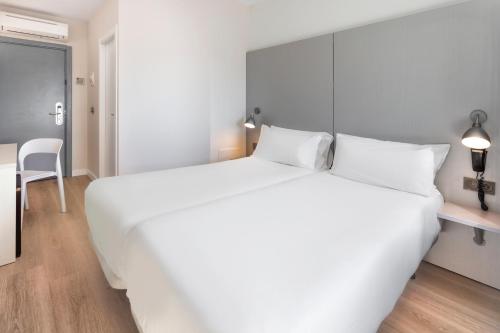 Twin room del hotel B&B Valencia Aeropuerto. Foto 2