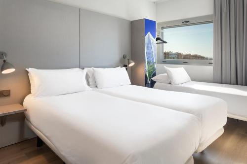 Habitación Triple del hotel B&B Valencia Aeropuerto. Foto 1