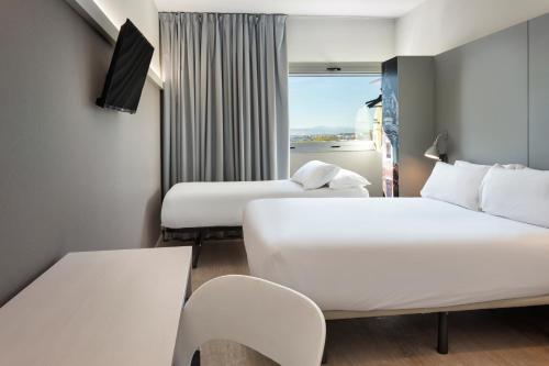 Habitación Familiar del hotel B&B Valencia Aeropuerto. Foto 1