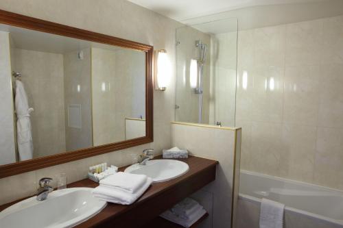 Suite con cama King y balcón del hotel Amiral. Foto 1