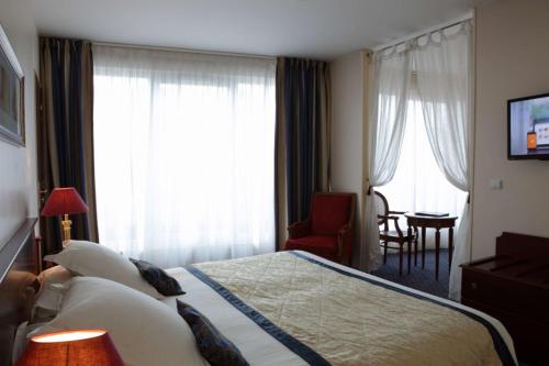 Suite con cama King y balcón del hotel Amiral. Foto 2