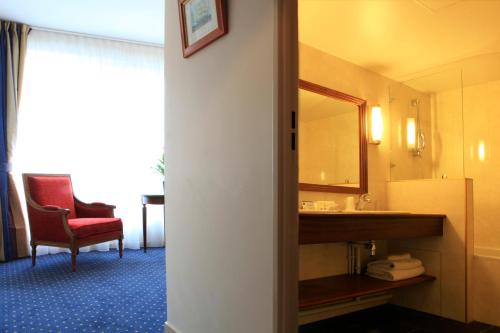 Suite con cama King y balcón del hotel Amiral. Foto 3