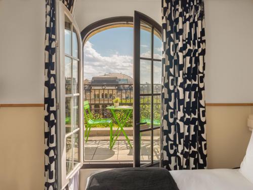 Habitación acogedora con balcón y vistas a París del hotel Solly. Foto 4