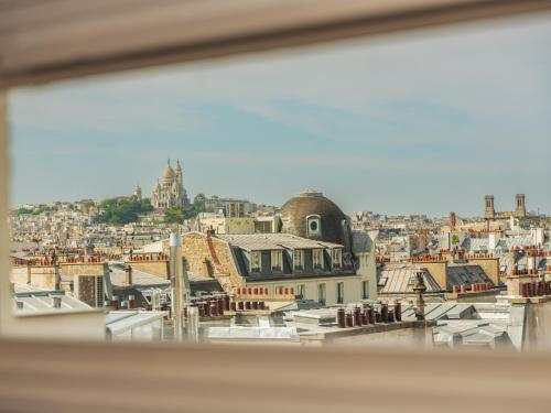 Habitación acogedora con balcón y vistas a París del hotel Solly. Foto 5