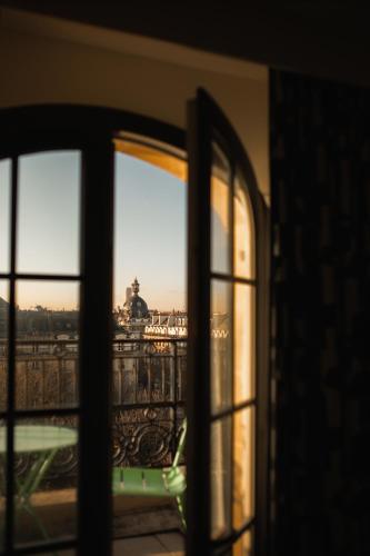 Habitación acogedora con balcón y vistas a París del hotel Solly. Foto 10