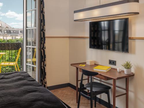 Habitación Doble Confort con balcón y vistas a París del hotel Solly. Foto 1