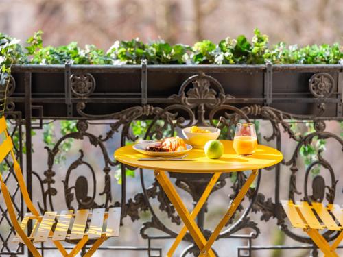 Habitación Doble Confort con balcón y vistas a París del hotel Solly. Foto 5