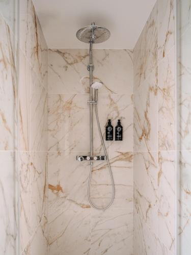 Habitación acogedora con vistas a París del hotel Solly. Foto 1