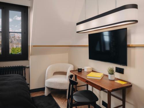 Habitación acogedora con vistas a París del hotel Solly. Foto 5