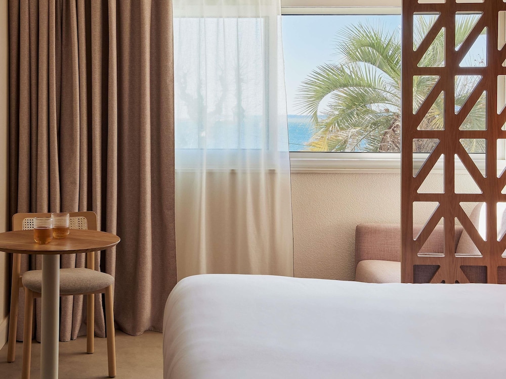 Habitación Privilege con 1 cama doble, 1 sofá cama individual y vistas al mar del hotel Mercure Saint Raphael Centre Plage