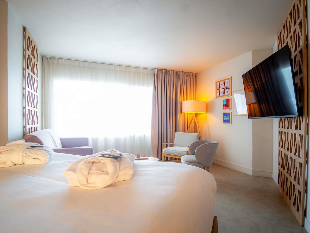 Suite Junior con 1 cama doble, 1 sofá cama doble y vistas al mar del hotel Mercure Saint Raphael Centre Plage. Foto 1