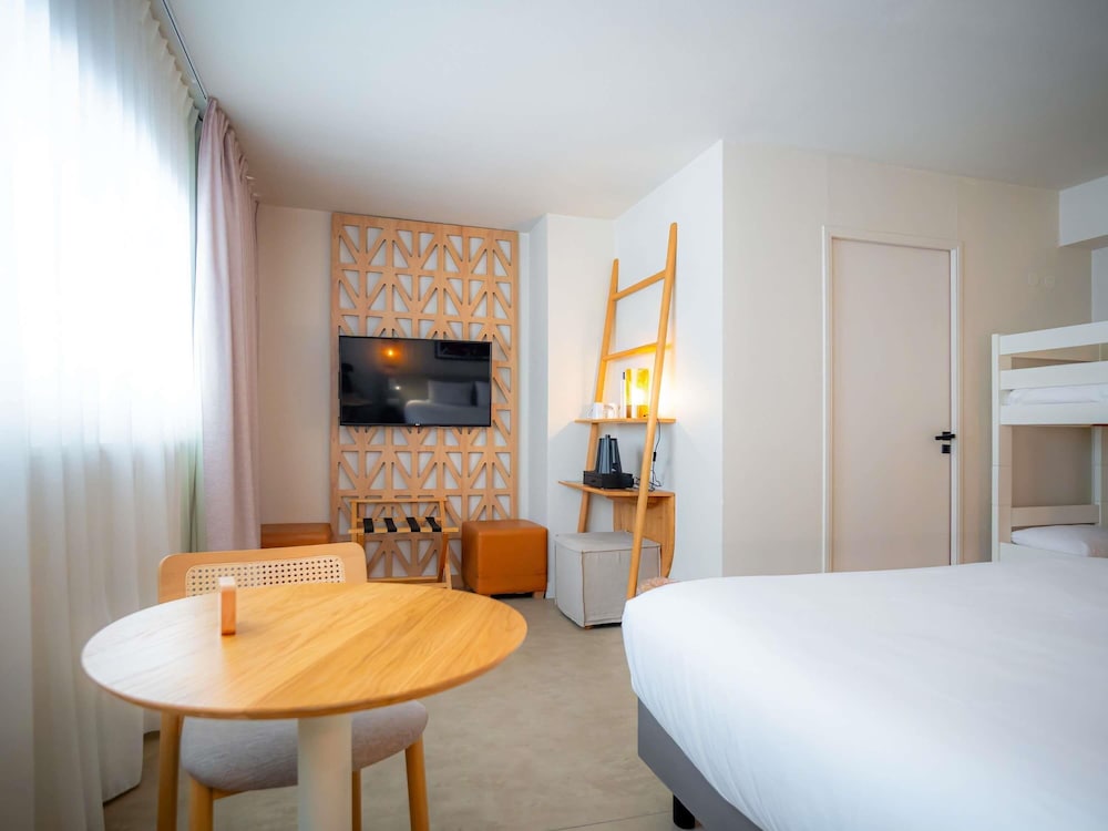 Habitación Classic con cama doble y vistas a la ciudad del hotel Mercure Saint Raphael Centre Plage. Foto 4