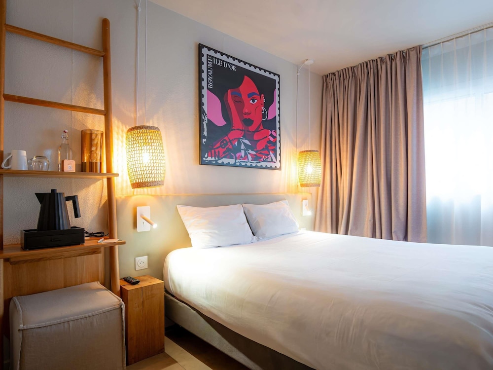 Habitación Classic con cama doble y vistas a la ciudad del hotel Mercure Saint Raphael Centre Plage. Foto 5