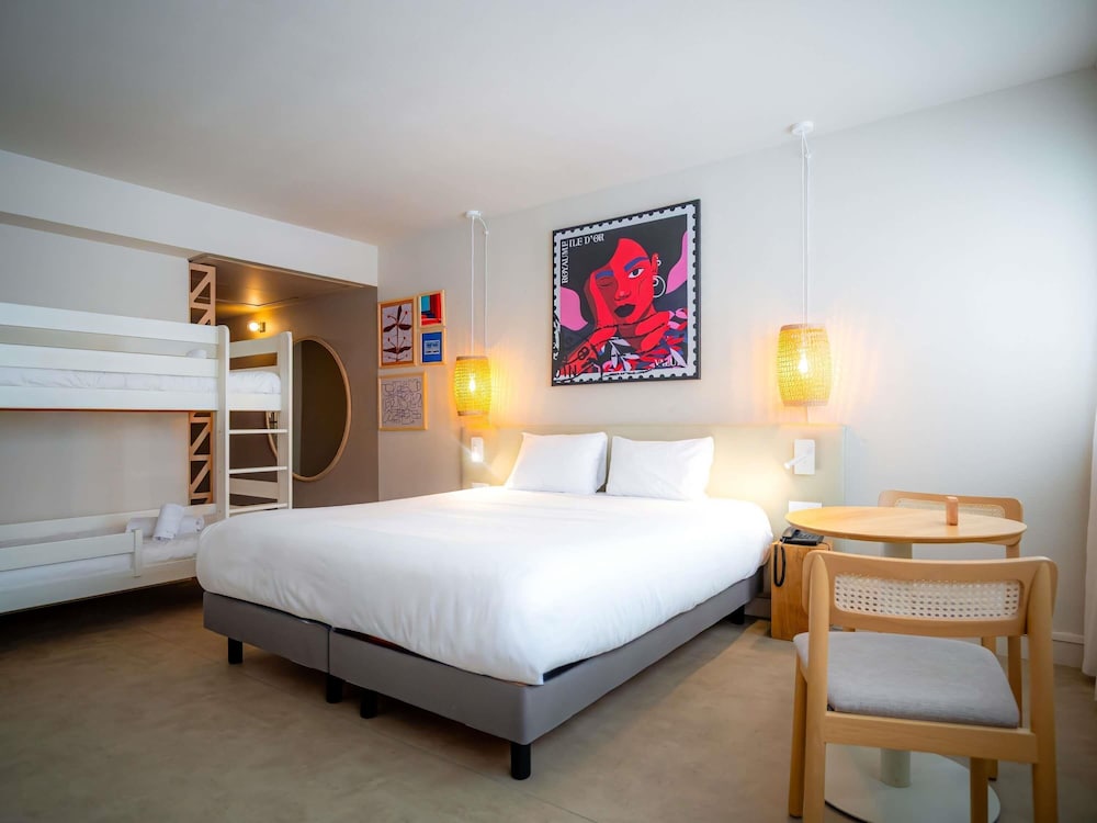Habitación Classic con cama doble y vistas al mar del hotel Mercure Saint Raphael Centre Plage. Foto 1