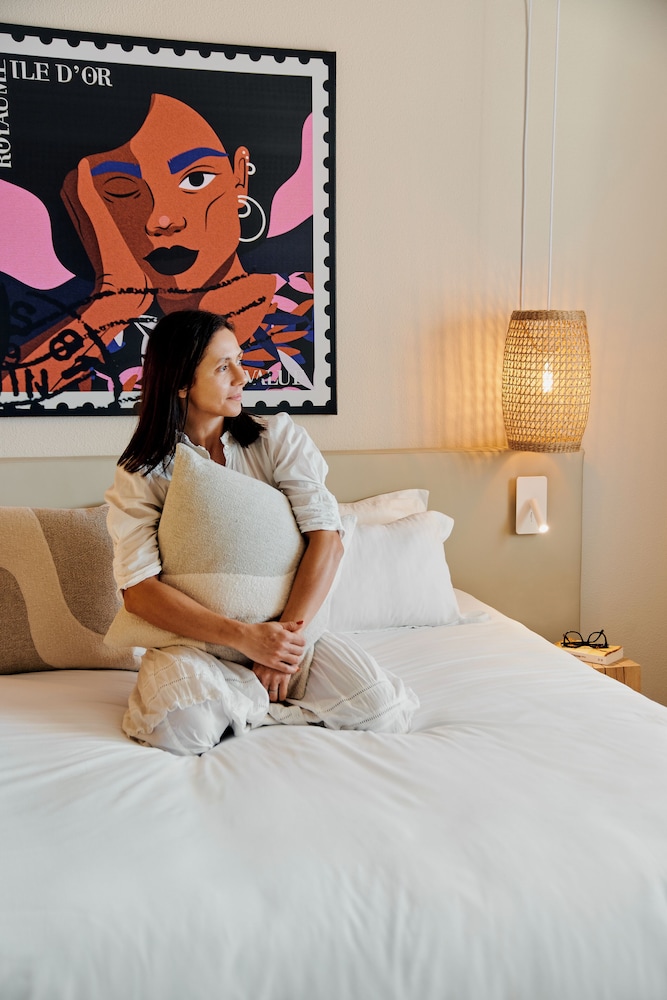 Suite Junior con 1 cama doble, 1 sofá cama doble y vistas al mar del hotel Mercure Saint Raphael Centre Plage