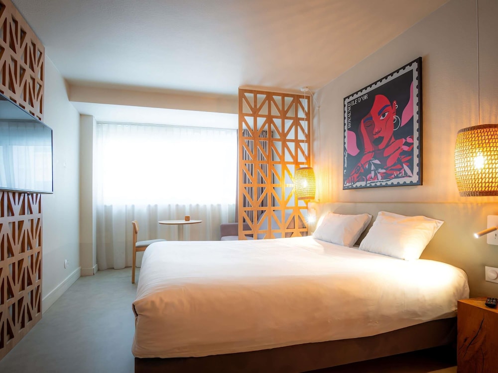 Suite Junior con 1 cama doble, 1 sofá cama doble y vistas al mar del hotel Mercure Saint Raphael Centre Plage. Foto 3