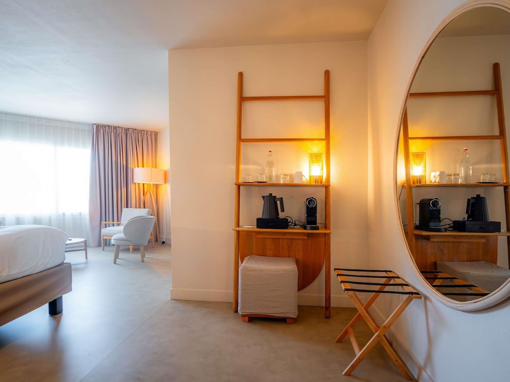 Suite Junior con 1 cama doble, 1 sofá cama doble y vistas al mar del hotel Mercure Saint Raphael Centre Plage. Foto 6