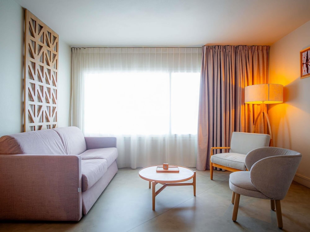 Suite Junior con 1 cama doble, 1 sofá cama doble y vistas al mar del hotel Mercure Saint Raphael Centre Plage. Foto 8