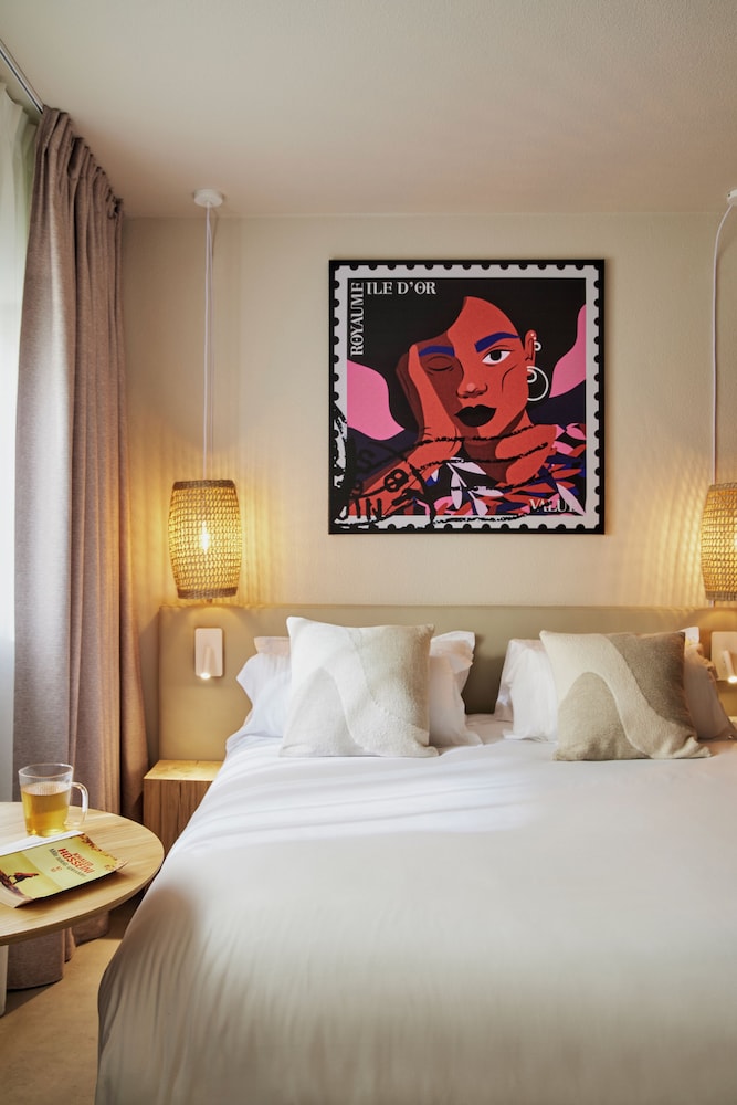 Habitación familiar con cama doble, cama individual superpuesta y vistas a la ciudad del hotel Mercure Saint Raphael Centre Plage. Foto 1