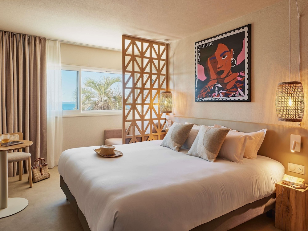 Habitación Classic con cama doble y vistas al mar del hotel Mercure Saint Raphael Centre Plage. Foto 8