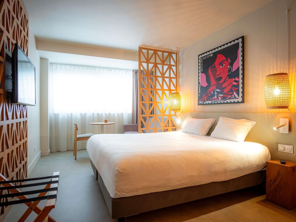 Habitación Classic con 1 cama doble, 1 sofá cama individual y vistas a la ciudad del hotel Mercure Saint Raphael Centre Plage. Foto 12
