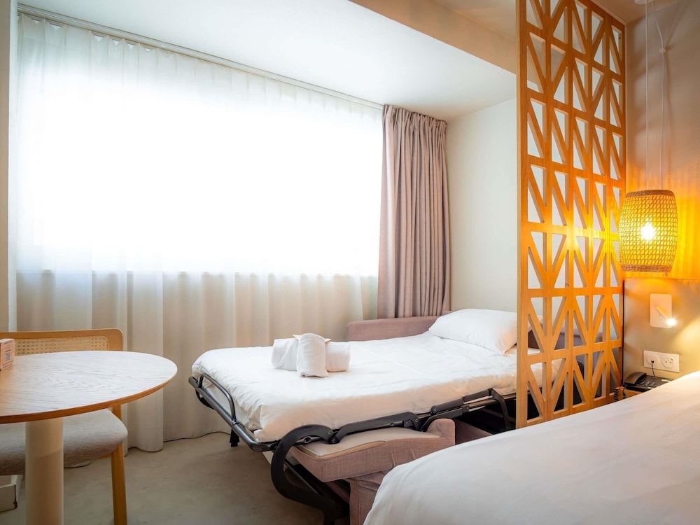 Habitación Privilege con 1 cama doble, 1 sofá cama individual y vistas al mar del hotel Mercure Saint Raphael Centre Plage. Foto 11