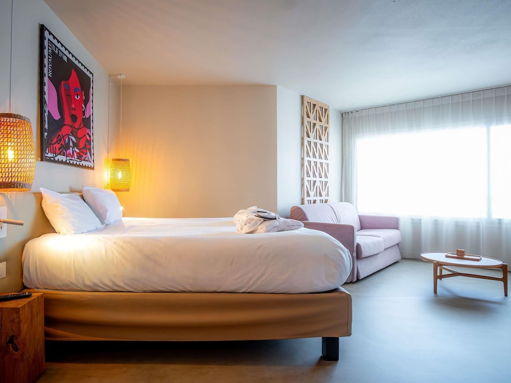 Suite Junior con 1 cama doble, 1 sofá cama doble y vistas al mar del hotel Mercure Saint Raphael Centre Plage. Foto 15