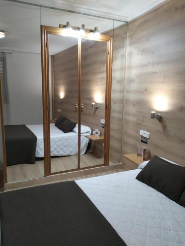 Suite Deluxe con cama extragrande del hotel Helmántico. Foto 2