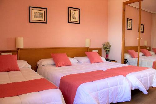 Habitación Triple del hotel Helmántico. Foto 3