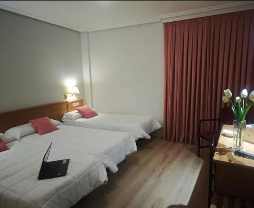 Habitación Triple del hotel Helmántico. Foto 4