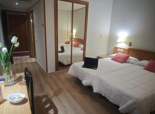 Habitación Triple del hotel Helmántico. Foto 5