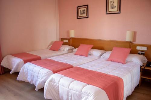 Habitación Triple del hotel Helmántico. Foto 6