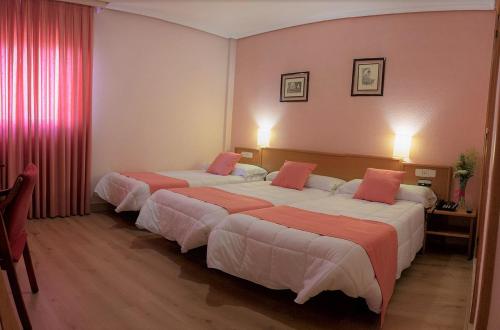 Habitación Triple del hotel Helmántico. Foto 7
