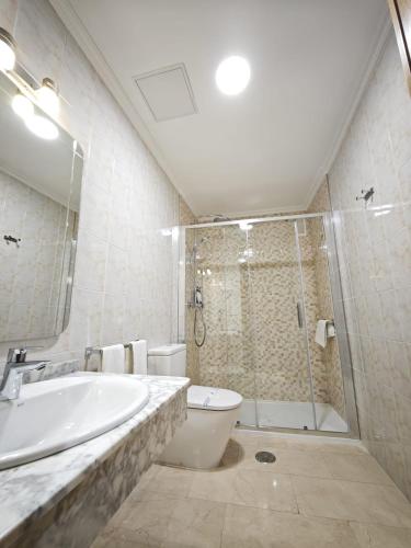 Habitación Triple del hotel Helmántico. Foto 9