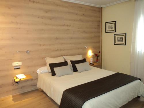 Suite Deluxe con cama extragrande del hotel Helmántico. Foto 1