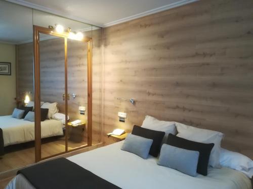 Suite Deluxe con cama extragrande del hotel Helmántico. Foto 2