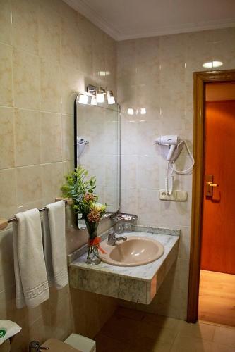 Suite Deluxe con cama extragrande del hotel Helmántico. Foto 3