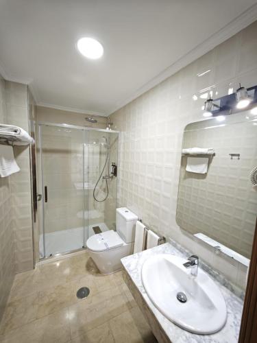 Suite Deluxe con cama extragrande del hotel Helmántico. Foto 4