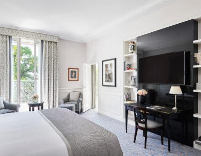 Suite Junior con cama extragrande y balcón del hotel InterContinental Paris le Grand by IHG