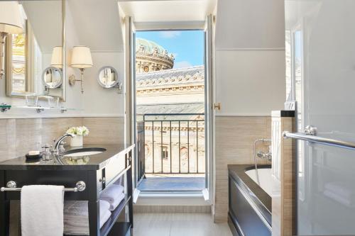 Habitación Premium con cama extragrande, balcón y vistas a la Ópera del hotel InterContinental Paris le Grand by IHG