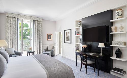 Suite Junior con cama extragrande y balcón del hotel InterContinental Paris le Grand by IHG