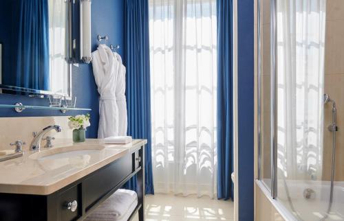 Habitación Doble Premium con cama grande y balcón del hotel InterContinental Paris le Grand by IHG. Foto 1