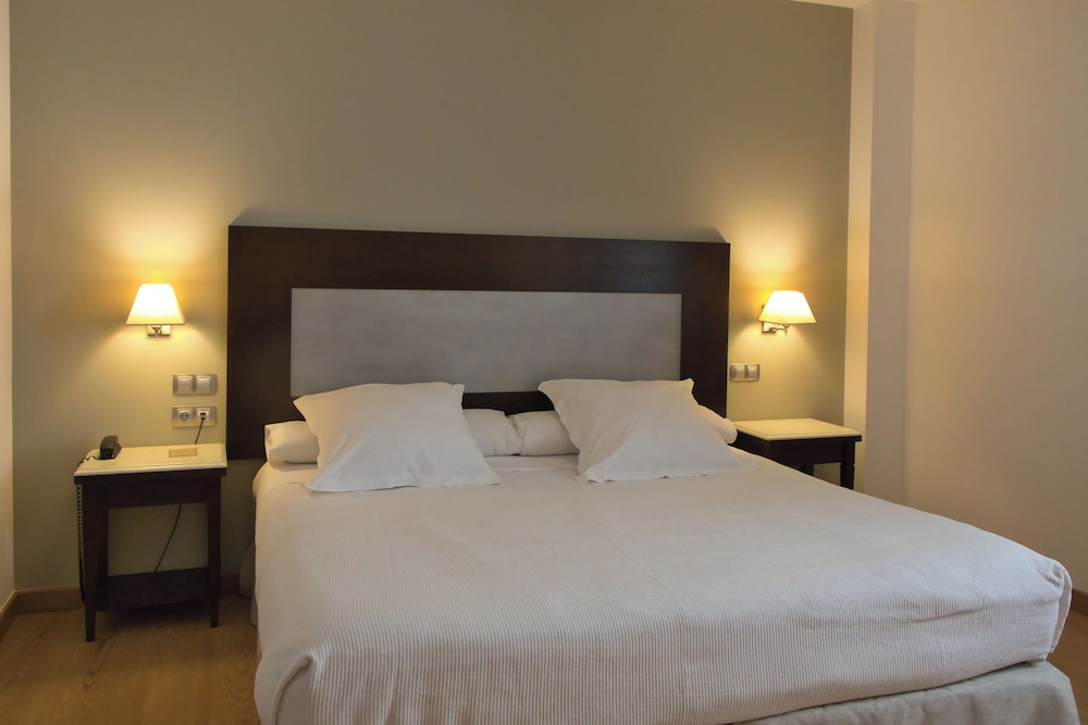 Habitación, 1 cama de matrimonio grande del hotel Las Bovedas. Foto 2