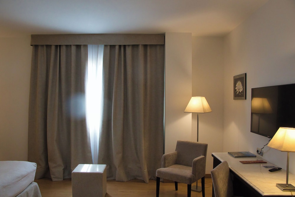 Habitación, 1 cama de matrimonio grande del hotel Las Bovedas. Foto 6