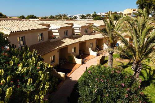 Habitación doble Vista Jardín Balcón o Terraza Con Vistas Sofá Cama incluido 2 Camas individuales del hotel Royal Suite. Foto 7