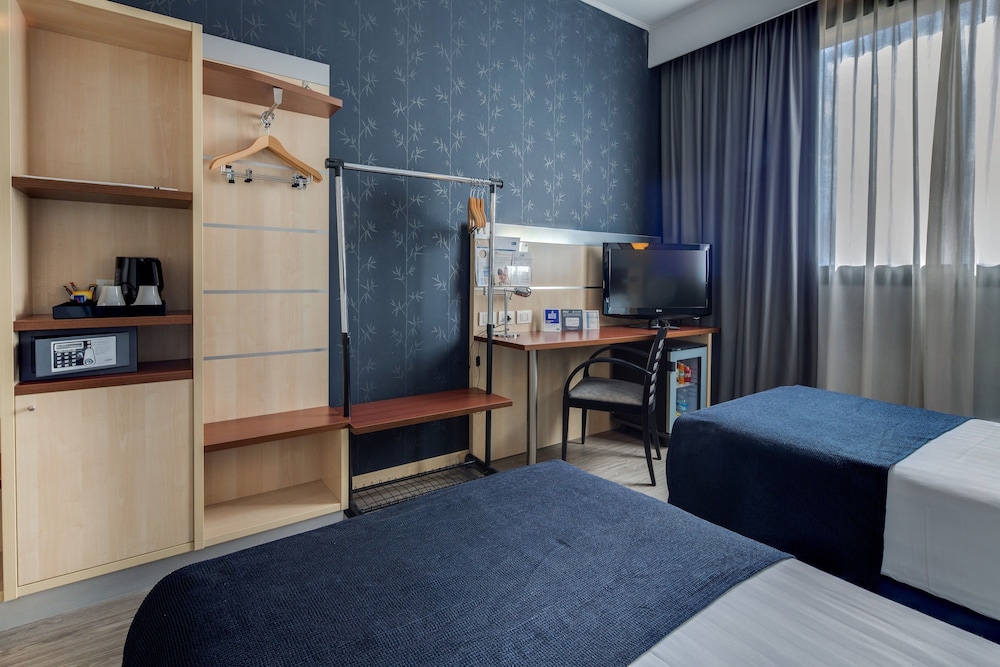 Habitación estándar, 2 camas individuales, fumadores del hotel Holiday Inn Bologna-Fiera. Foto 2