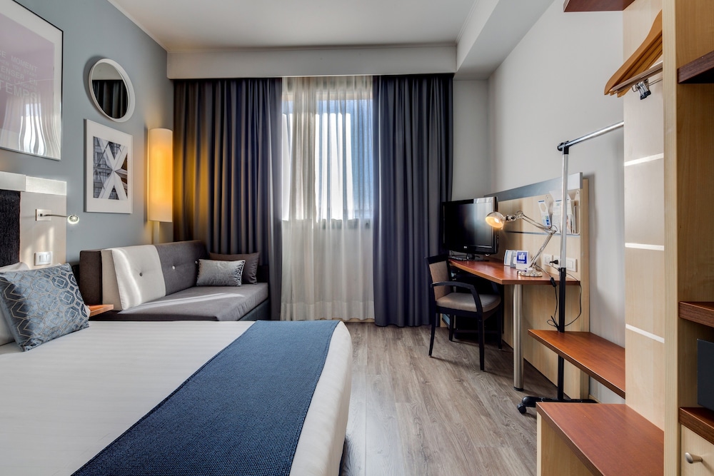 Habitación estándar, 1 cama doble con sofá cama del hotel Holiday Inn Bologna-Fiera. Foto 2