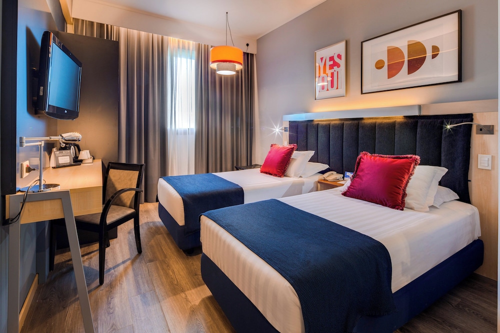 Habitación estándar, 2 camas individuales, fumadores del hotel Holiday Inn Bologna-Fiera. Foto 9
